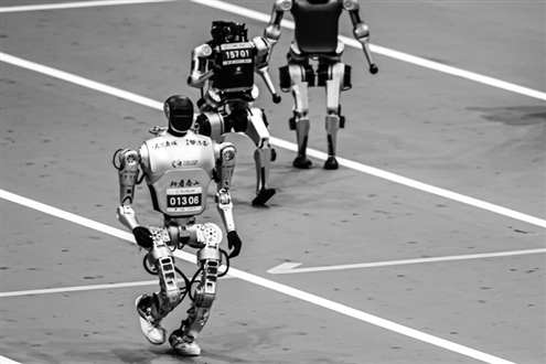 优宝特智能机器人有限公司研发的“行者泰山”参加了世界人形机器人运动会